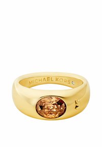 Anillo en tono dorado con una gran gema marrón en corte óvalo en el centro, grabado con "MICHAEL KORS", y adornado con un pequeño diamante.
