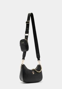 Borsa a spalla in pelle nera con forma curvata, dettaglio della catena dorata, pochette piccola staccabile e tracolla regolabile con motivo.
