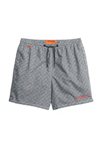 Zwart-witte zwembroek met een patroon van tekst over de hele stof, elastische tailleband, trekkoord en een klein rood logo accent. Gemaakt van lichtgewicht stof.