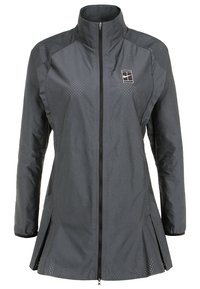 Chaqueta gris, ligera, con cierre de cremallera y cuello alto; cuenta con textura perforada y un dobladillo acampanado para ventilación. Logo en el pecho.