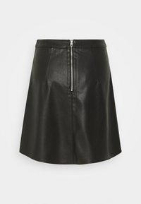 Mustat nahkahameet, joissa on tiukka vyötärö, A-linjainen siluetti ja keskellä oleva vetoketju takana. Sileä tekstuuri ja minimaalinen yksityiskohtaisuus.