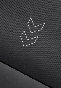 Superficie negra texturizada con ranuras verticales, que presenta un logo geométrico blanco de dos flechas superpuestas. Acentos suaves en el diseño.