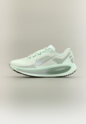 Chaussure de course Nike vert clair avec tige en mesh, logo Swoosh réfléchissant, lacets et semelle épaisse amortie ZoomX.