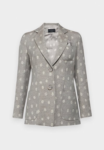 Blazer cinza com padrão de bolinhas claro, dois bolsos frontais, três botões, lapelas de bico e um bolso no peito. Textura suave.