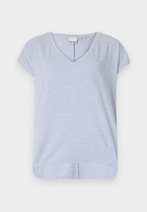 Svijetloplavi kratki rukavi V-izrez majica od mekog materijala, s blagim zakrivljenim rubom i malim bočnim prorezom za lakše kretanje.