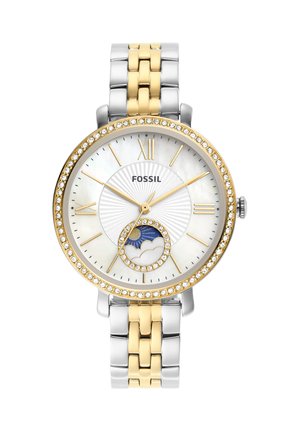 Runde Fossil-Armbanduhr mit einem Band aus Gold- und Silbergliedern, kristallbesetzter Lünette, weißem Zifferblatt, goldenen römischen Zahlen und einem Sonne-und-Wolken-Unterzifferblatt bei 6 Uhr.