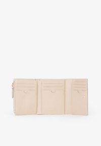 Portafoglio beige in pelle con molteplici scomparti per carte, tasca con cerniera, texture liscia e dettagli in metallo color oro. Design semplice.