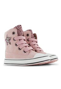 Roze suède high-top sneakers met een glinsterende steraccent, gepolka dot voering en een witte rubberen zool met zwarte rand. De veters zijn in dezelfde kleur als de schoenen.