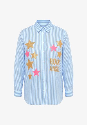 Camisa abotonada con rayas blancas y azul claro, con estrellas rosas y doradas y texto "ROCK ANGEL" en el frente.