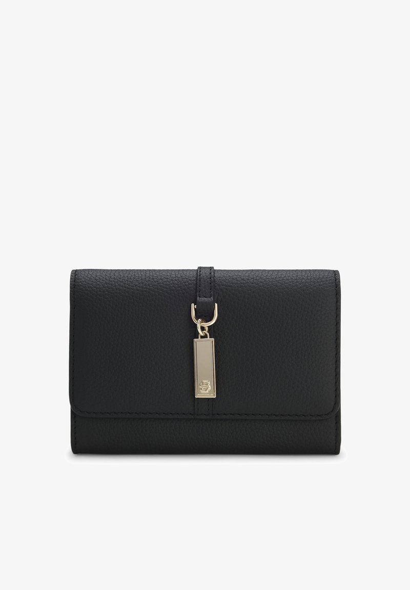 Portefeuille en cuir noir texturé avec un pendentif rectangulaire doré suspendu à la fermeture centrale avant de la sangle.