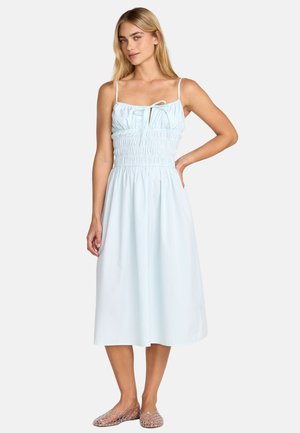 Vestito azzurro chiaro senza maniche con corpetto arricciato e dettaglio a fiocco. Lunghezza midi con gonna fluente e spalline sottili. Tessuto a fantasia.