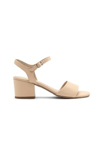 Beżowe sandały na obcasie z ekoskóry z szerokim paskiem na palcach i regulowanym paskiem w okolicy kostki, z blokowym obcasem dla stabilności.