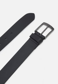 Curea din piele neagră cu un finisaj neted, având o cataramă metalică rectangulară și mai multe găuri de ajustare pe curea.