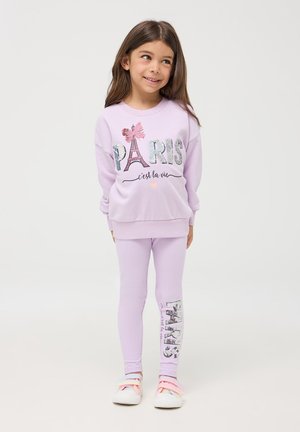 Fioletowa bluza z brokatowym napisem "PARIS" i detalem motyla, w zestawie z pasującymi fioletowymi legginsami z tekstem i dodatkami w postaci błyszczących akcentów.