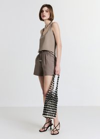 Calliope Short - fango