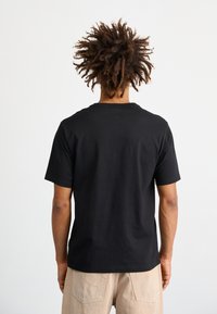 Dickies AITKIN CHEST TEE - Apdrukāts T-krekls - black/plum perfect