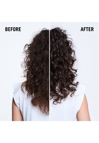 Cheveux bouclés présentés en deux sections : à gauche, des boucles lâches et frisottées ; à droite, des boucles définies et structurées. Le fond est blanc uni.