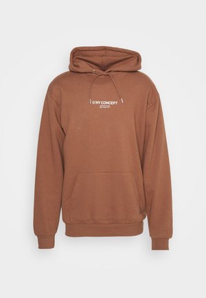 Felpa marrone realizzata in un morbido tessuto misto cotone. Presenta una tasca a canguro, un cappuccio con lacci e un logo bianco stampato sul petto.