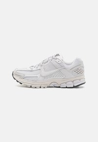 Nike Sportswear - ZOOM VOMERO 5 UNISEX - Zapatillas - vast grey/black/sail/metallic silver/total crimson Imagen en miniatura 1