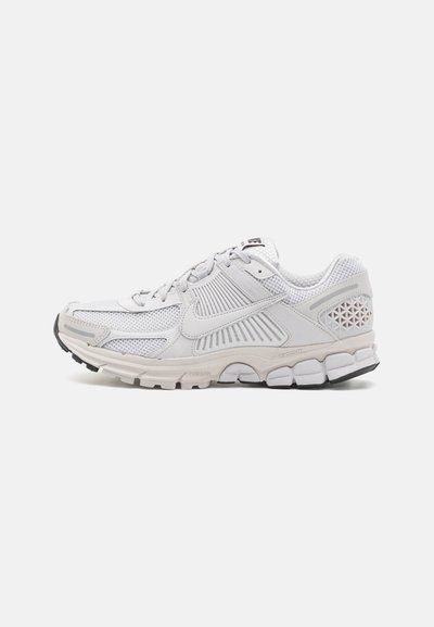 Nike R3000 Nike Sportswear W NIKE P-3000 CNCPT - Sneakers - white/varsity red ...
