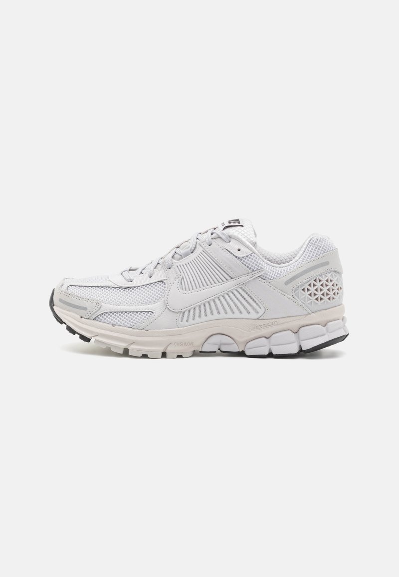 Nike Sportswear - ZOOM VOMERO 5 UNISEX - Zapatillas - vast grey/black/sail/metallic silver/total crimson, Ampliar