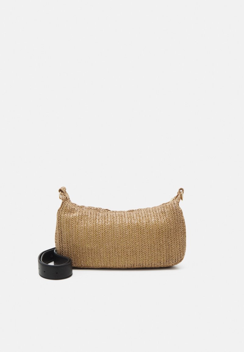 Sac rectangulaire beige tissé avec motif texturé et bandoulière noire réglable enroulée à côté sur fond blanc.