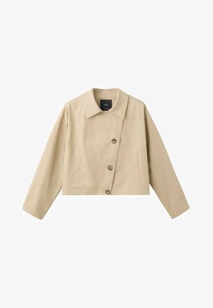 Beige värinen lyhyt takki, jossa on klassinen kaulus, etupuolen nappikiinnitys, kaksi sivutaskua ja pitkät hihat, valmistettu sileästä kankaasta.