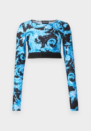 Kratka zgornja majica z dolgimi rokavi, črno osnovo in vrtinčastim vzorcem modre in bele barve, ki spominja na vodo, z logotipom Versace Jeans Couture na pasu in prsih.