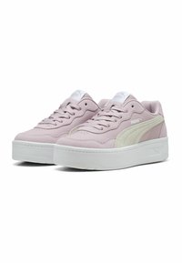Puma tenisice u pastelnim ružičastim i krem tonovima, s gornjim dijelom od antilopa, bijelim platformama i dizajnom sa vezicama uz akcentima s logotipom.