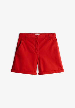 Shorts rouges en coton avec une fermeture à bouton, deux poches latérales et des ourlets aux jambes. Texture lisse et design droit.