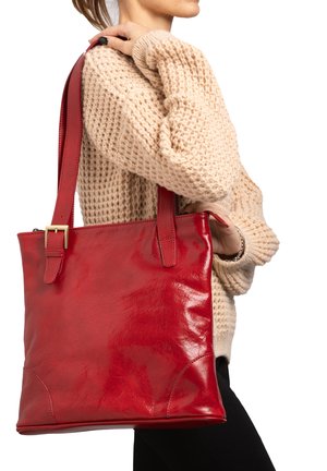 Borsa a tracolla in pelle rossa con finitura lucida, dotata di due robusti manici e una forma rettangolare semplice. Design minimalista senza motivi visibili.