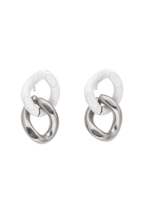 Pari ketjukaulakorvakoruja, joissa on valkoisia ovaaleja lenkkejä, jotka on yhdistetty suurempiin epäsäännöllisiin hopeisiin metallilenkkeihin valkoisella taustalla.