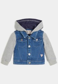 Veste en denim avec des manches et une capuche en sweat-shirt gris ; dotée de deux poches poitrine, de boutons en métal argenté et d'un patch logo près de l'ourlet.