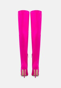 Stivali rosa sopra il ginocchio realizzati in materiale liscio, con un alto tacco a stiletto e cerniere sul retro per una facile indossabilità.