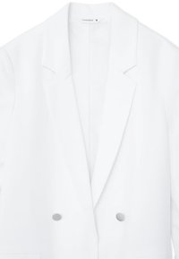 Biały dwurzędowy żakiet wykonany z gładkiego materiału, z klapami w kształcie notcha i srebrnymi guzikami, o czystym i minimalistycznym wzornictwie.