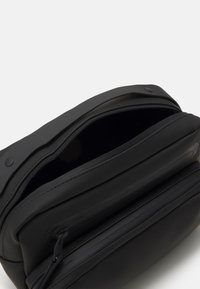 Rains CARGO BOX BAG UNISEX - Borsa a mano - black