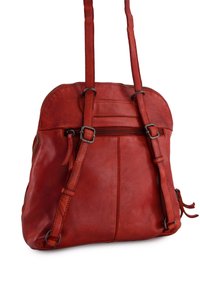 Czerwona skórzana torba z zaokrąglonym wierzchem, regulowanymi paskami i zamknięciem na zamek. Posiada przednie kieszenie na zamek oraz boczne detale.