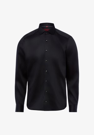 Schwarzes, langärmliges Hemd mit Knopfleiste und klassischem Kragen, dargestellt auf weißem Hintergrund.