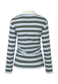 Polo à manches longues avec des rayures horizontales en bleu clair et vert foncé. Tissu en coton doux avec un col blanc. Design ajusté.