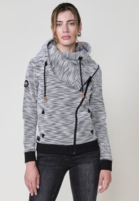 Szürke és fekete csíkos pulóver kapucnival, elöl cipzárral és állítható zsinórokkal. Fekete díszítéssel és részletekkel rendelkezik.