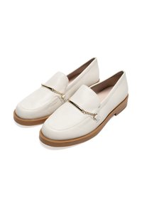 Valkoiset nahkaloaferit, joissa on kultasävyinen ketjuviimeistely, tasainen ruskea kumipohja ja sileä pinta; klassinen muotoilu, jossa on ommeltuja yksityiskohtia.