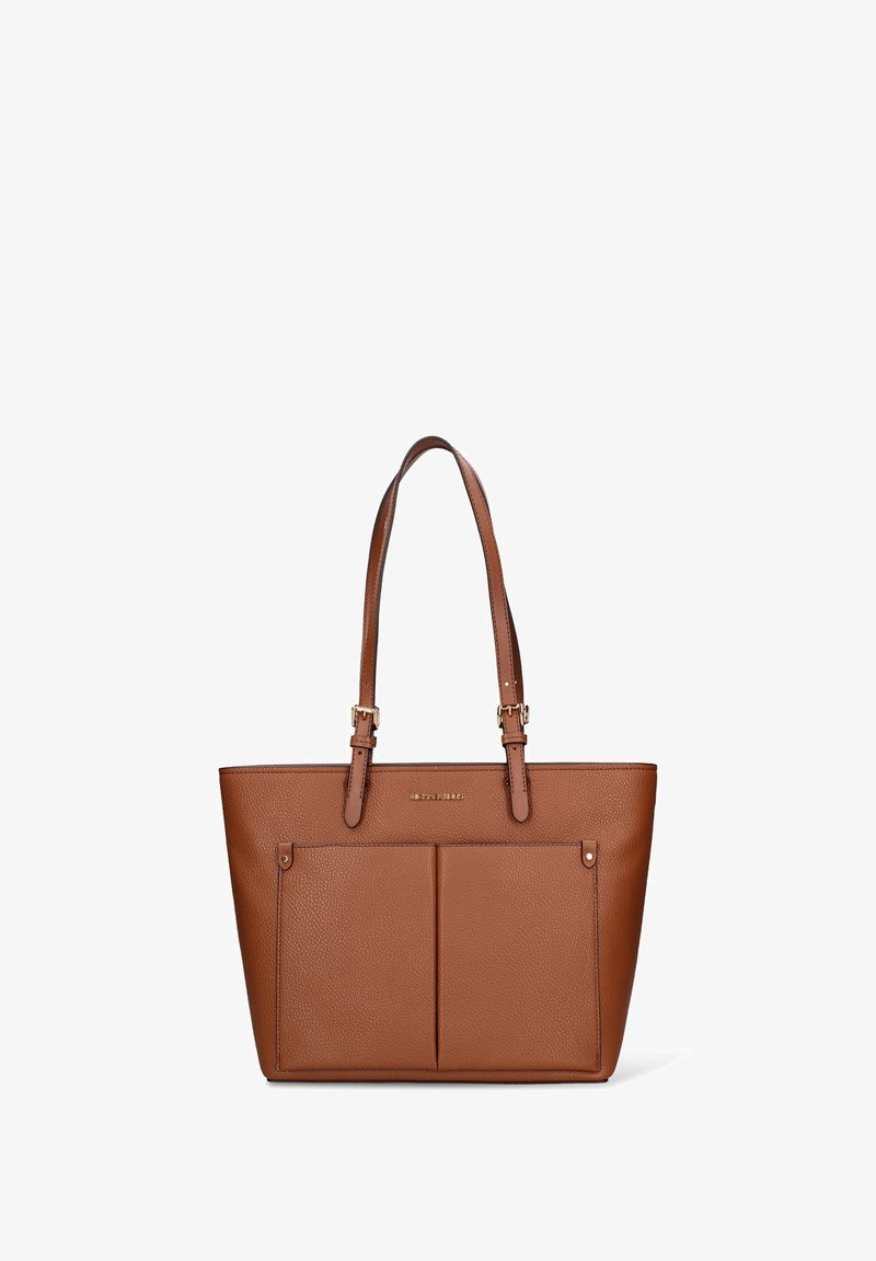 Sac cabas en cuir marron avec deux poches avant, forme plate, double anses et détails métalliques dorés. Fini texturé.