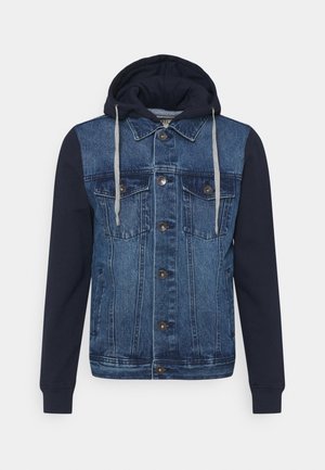 Blå denimjakke med marineblå sweatshirt-ærmer og hætte, knappelukning foran, to brystlommer og grå snore på hætten.