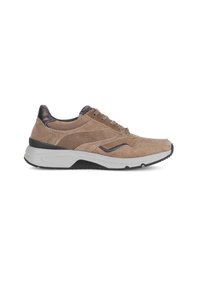 Bruine suede sneaker met donkere leren accenten, textuurdetails en een witte middenzool. Bevat een ronde neus en vetersluiting.