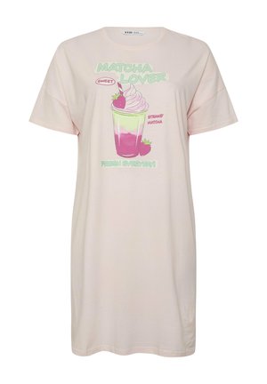 Jasnoróżowa sukienka z krótkimi rękawami, z grafiką napoju matcha truskawkowego z bitą śmietaną oraz napisami "MATCHA LOVER" i "FRESH EVERYDAY!"