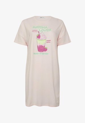Hellrosa Kleid mit kurzen Ärmeln, das eine Grafik eines Matcha-Erdbeer-Getränks mit Schlagsahne und den Texten "MATCHA LOVER" und "FRESH EVERYDAY!" zeigt