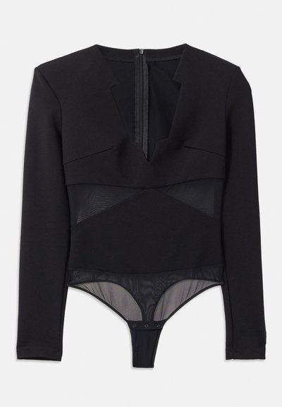 Mustapohja pitkähiha bodysuit, jossa on syvä v-pääntie, kerroksellinen muotoilu ja läpinäkyvät verko-osiot. Kiinnitys takana ja nepparikiinnitys alaosassa.