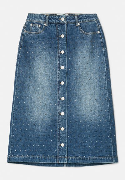 Denim A-Linie Midi-Rock mit Knopfverschluss vorne, Taschen und metallischen Nieten-Details. Hellblaue Waschung mit verblasster Textur.