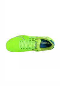 Scarpa sportiva verde brillante con una parte superiore testurizzata, dettagli blu e particolari perforati. Presenta lacci piatti e una linguetta imbottita.