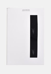 Schwarz Crew-Neck-Shirt aus Bio-Baumwolle. Verfügt über ein dezentes Geweih-Design in Grau auf der Vorderseite. Verpackt auf einem weißen Hintergrund.